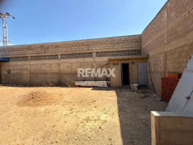 En Alquiler Local Industrial y Galpón Avenida Santa Irene, Punto Fijo, Falcón, 4102, VEN