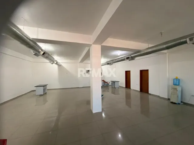 En Alquiler Local Comercial Ave Ollarvides Los Caciques