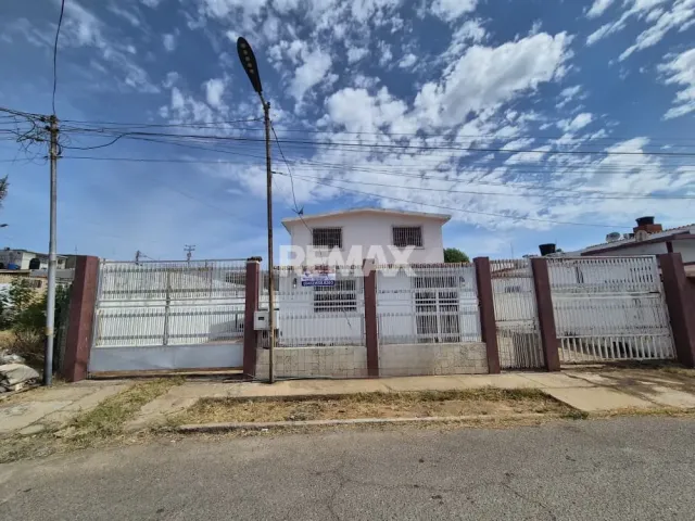 Amplia casa de 6 habitaciones y 4 baños en venta, Guaranao, Punto Fijo - Foto 1