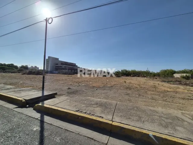 Amplio terreno comercial de 7.211 m² en venta, Av. Principal de Punto Fijo - Foto 1