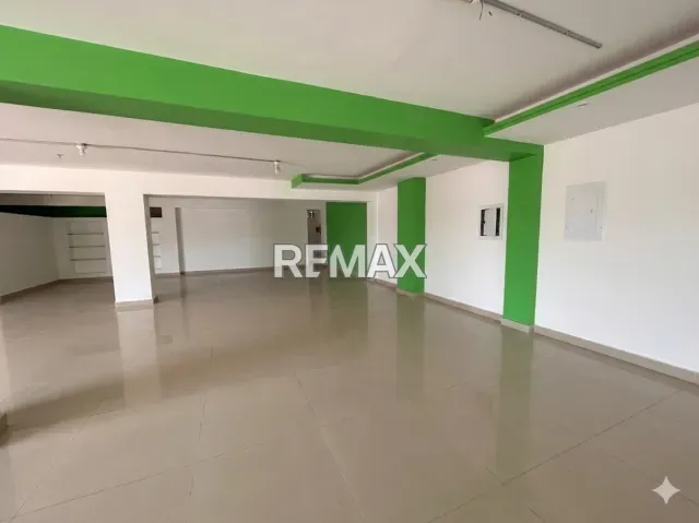 Amplio local comercial de 150 m² en alquiler, excelente ubicación en Caja de Agua - Foto 4