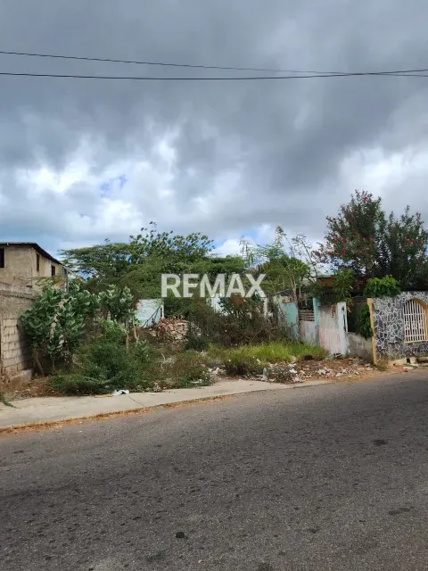 Amplio terreno de 420 m² en venta en Caja de Agua, ideal para construir cerca de comercios - Foto 1