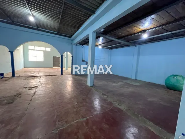 Local Comercial de 144 m² en venta en Calle Garcés, Ideal para tu Negocio - Foto 4