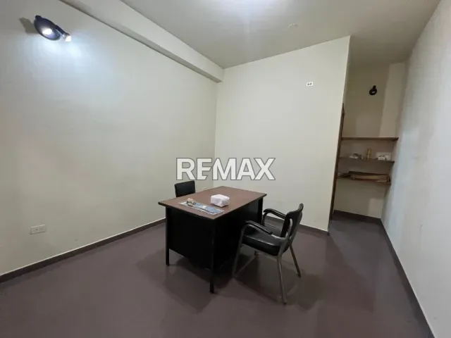 Local Comercial de 144 m² en venta en Calle Garcés, Ideal para tu Negocio - Foto 6