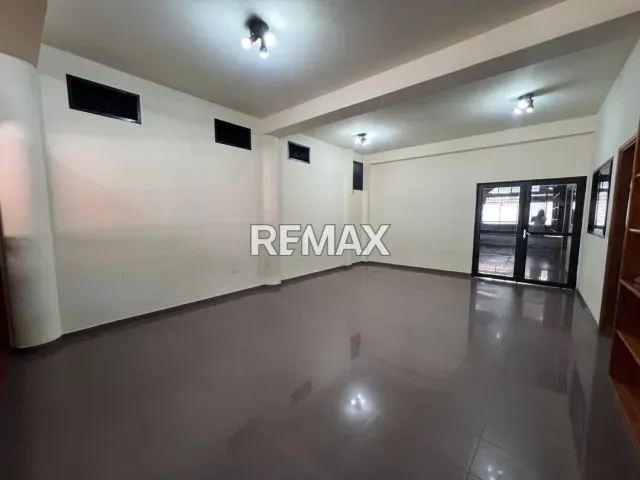 Local Comercial de 144 m² en venta en Calle Garcés, Ideal para tu Negocio - Foto 8